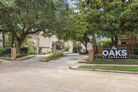 Condo For Sale - 2100 Tanglewilde Street #565<br/> Houston, TX 77063