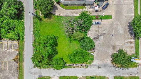 Photo of 3495 Des Chaumes Street, Houston, TX 77026 (MLS # 93476288)