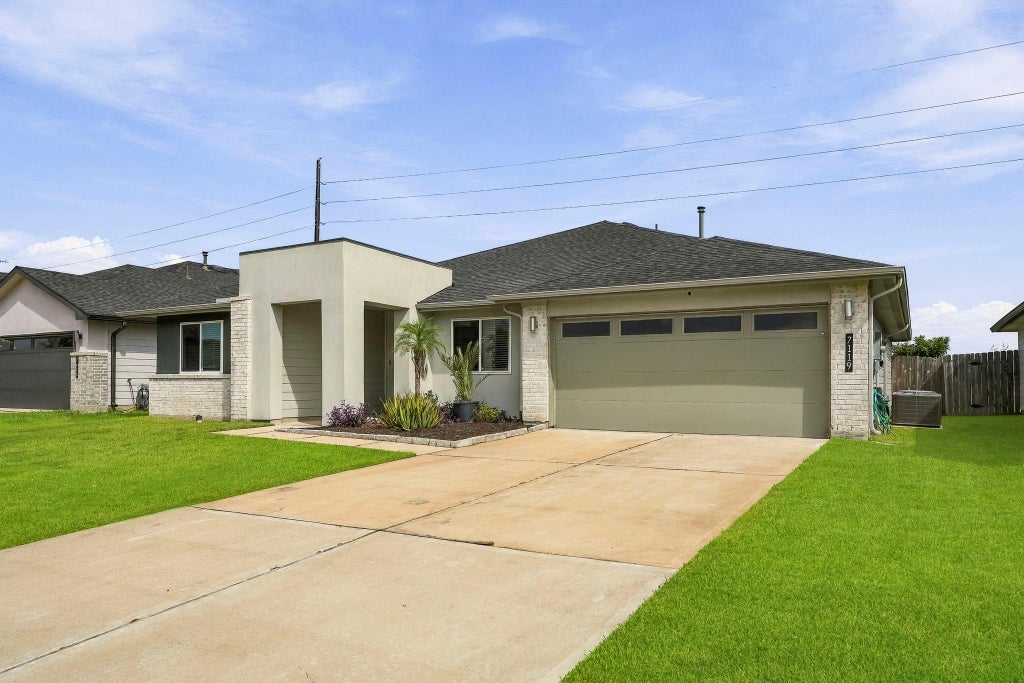 Photo of 7119 Sunbreeze Lane, Rosenberg, TX 77469 (MLS # 28009607)