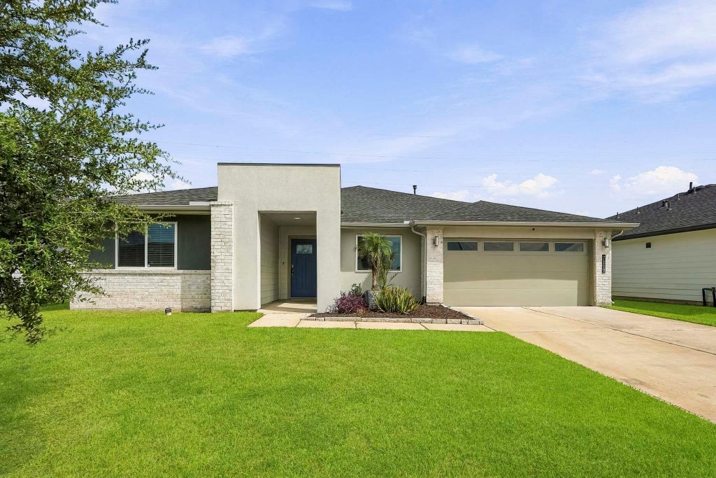 Photo of 7119 Sunbreeze Lane, Rosenberg, TX 77469 (MLS # 28009607)