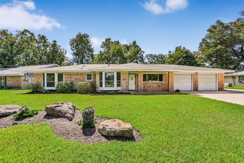 Photo of 111 Southern Oaks Drive, Lake Jackson, TX 77566 (MLS # 90068936)