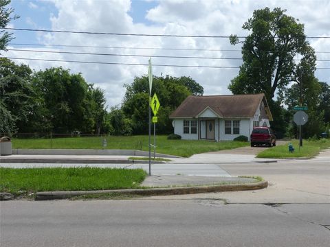 Photo of 7713 Airline Drive, Houston, TX 77037 (MLS # 89404487)