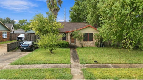 Photo of 423 Lakeview Drive DR, Sugar Land, TX 77498 (MLS # 88803846)