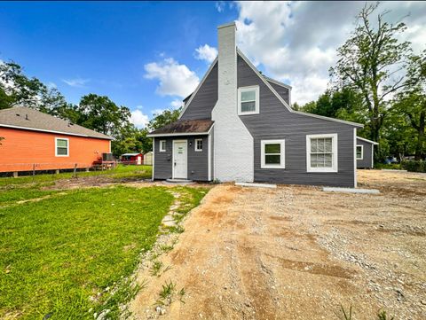 Photo of 2555 Pierce Street, Beaumont, TX 77703 (MLS # 21073322)