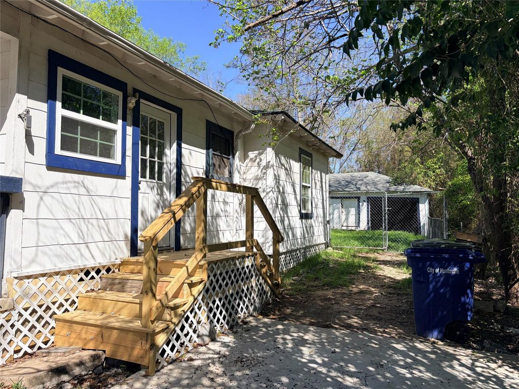 Photo of 1410 15th St St, Huntsville, TX 77340 (MLS # 73353008)