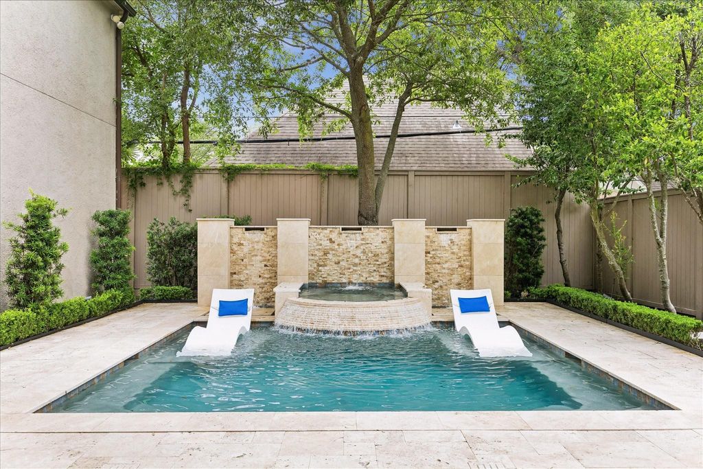 Photo of 2242 Pelham Drive, Houston, TX 77019 (MLS # 84576842)