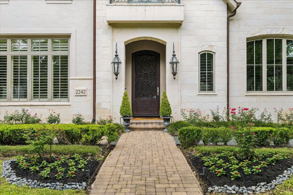 Photo of 2242 Pelham Drive, Houston, TX 77019 (MLS # 84576842)