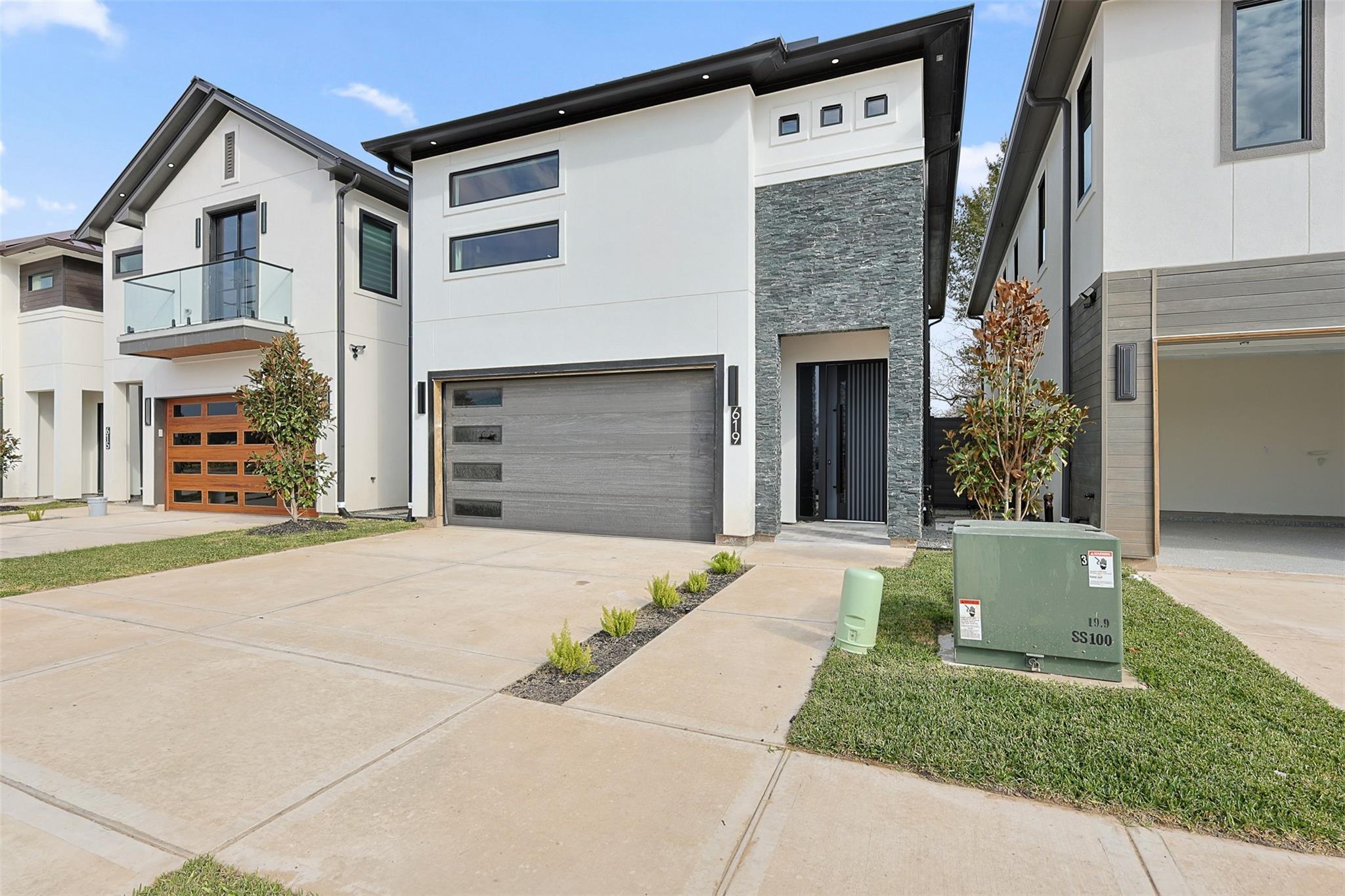 619 Rolling Oaks