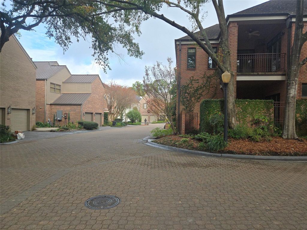 Photo of 315 Sugarberry Circle, Houston, TX 77024 (MLS # 28801903)