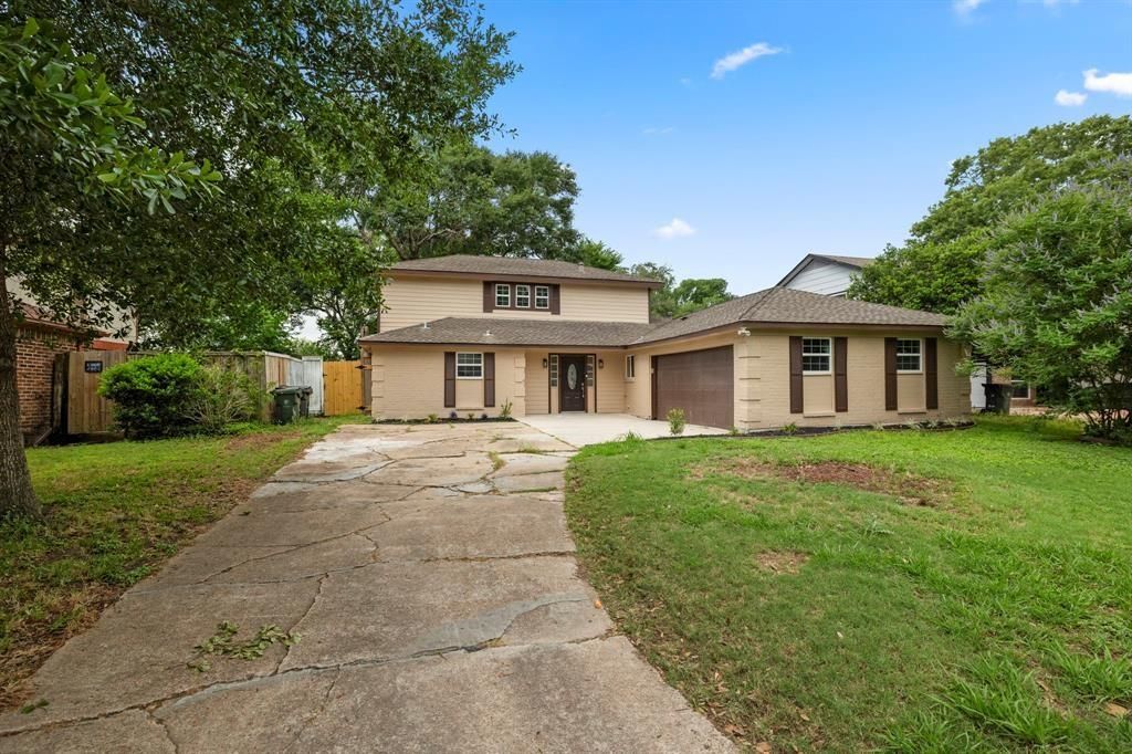 Photo of 1819 Redwood Court, Sugar Land, TX 77498 (MLS # 56783082)