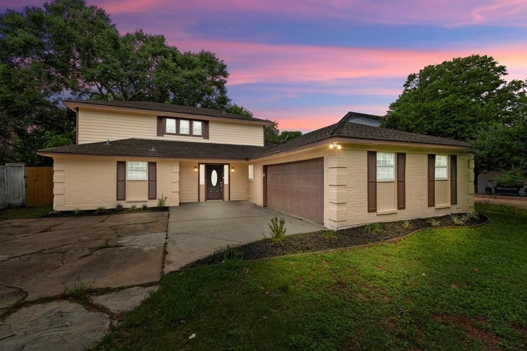 Photo of 1819 Redwood Court, Sugar Land, TX 77498 (MLS # 56783082)