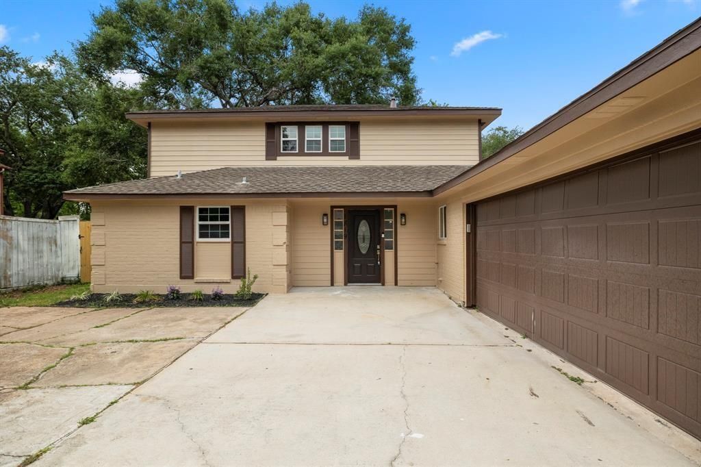 Photo of 1819 Redwood Court, Sugar Land, TX 77498 (MLS # 56783082)