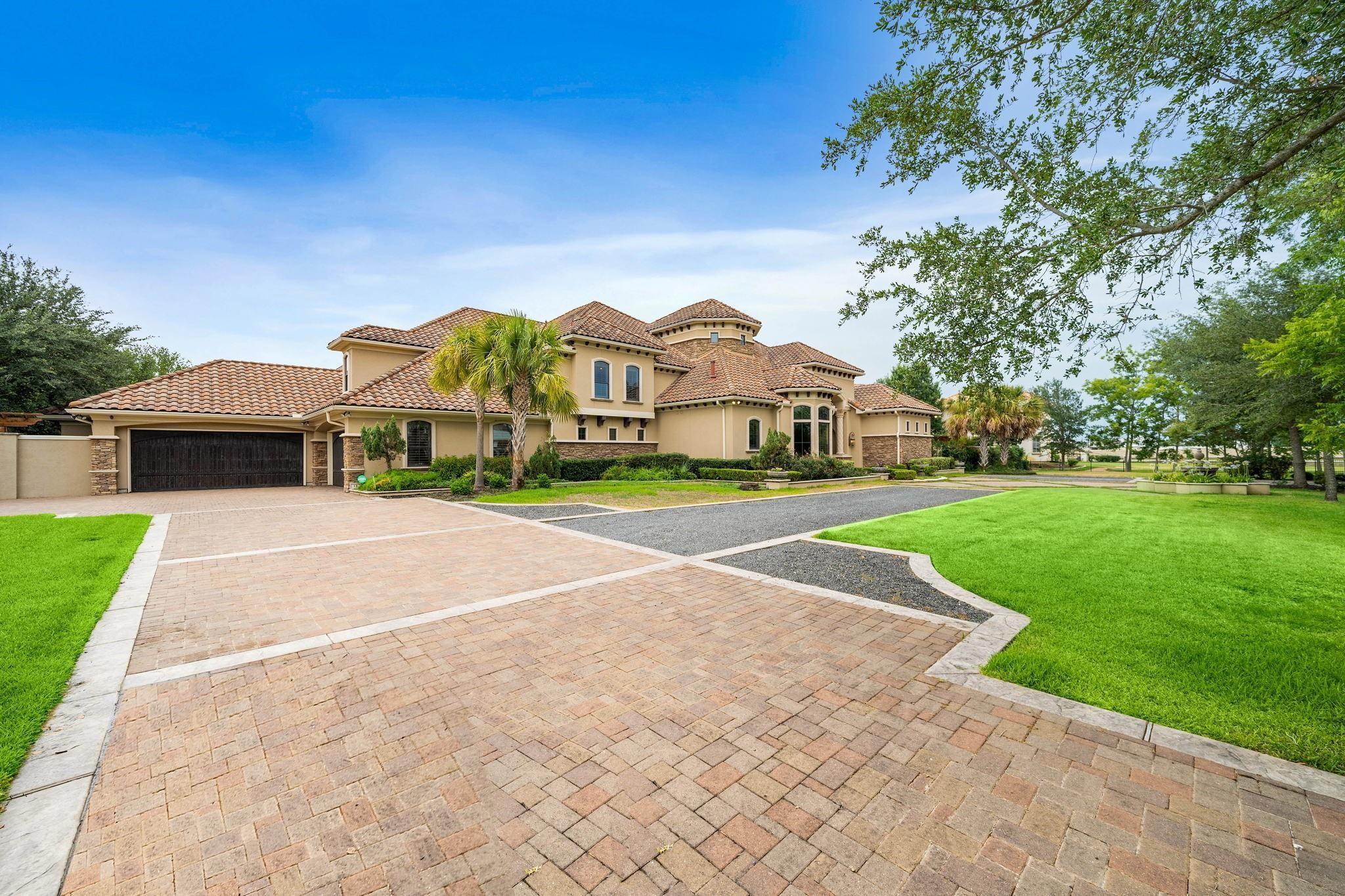 12 Retreat Boulevard