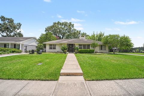 Photo of 6267 Chevy Chase Drive, Houston, TX 77057 (MLS # 90007597)