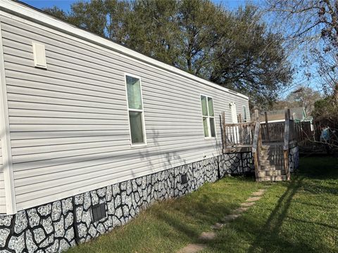 Photo of 608 Clear Lake Unit B Road, Highlands, TX 77562 (MLS # 14490804)