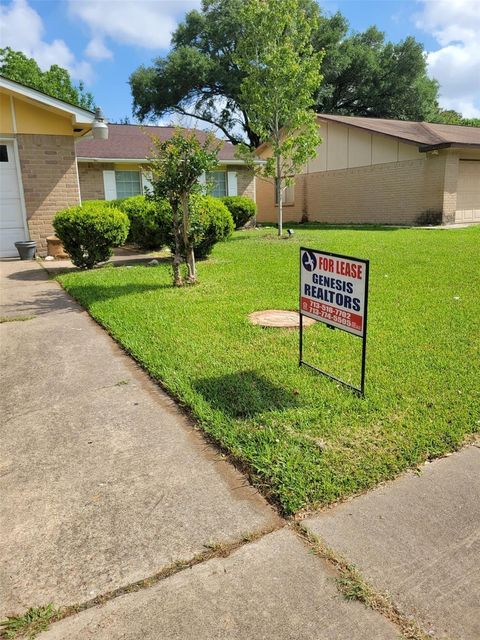 Photo of 15618 Camino Del Sol Drive, Houston, TX 77083 (MLS # 71478619)