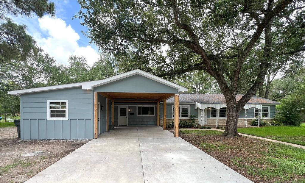 Photo of 2206 Nancy Lou Street, El Campo, TX 77437 (MLS # 33534436)