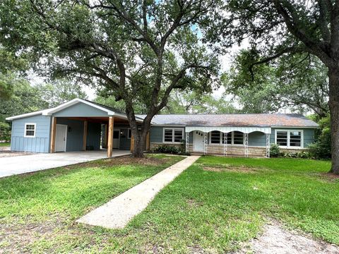 Photo of 2206 Nancy Lou Street, El Campo, TX 77437 (MLS # 33534436)