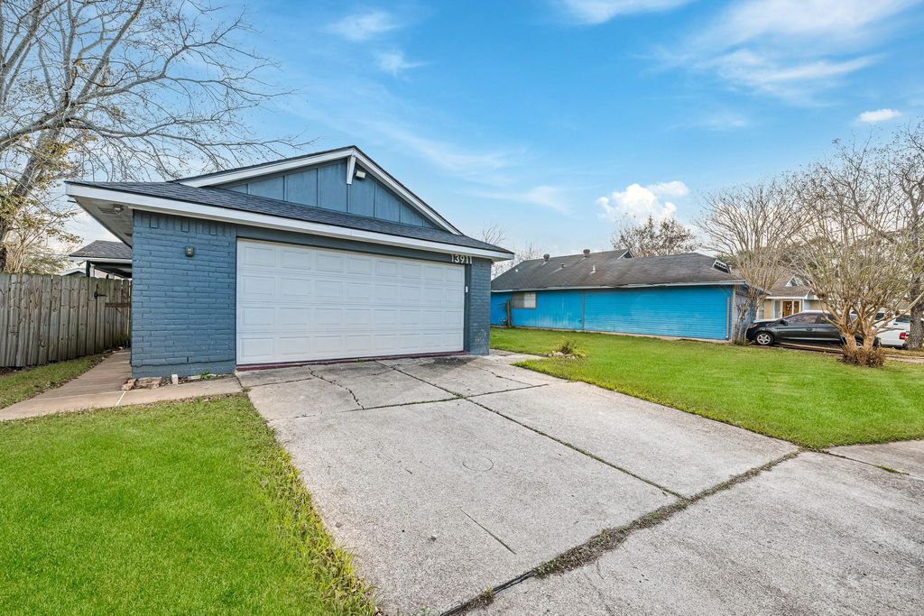 Photo of 13911 Clear Forest Drive, Sugar Land, TX 77498 (MLS # 76965145)