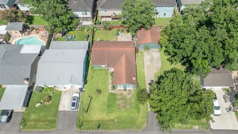 Photo of 434 Lakeside Drive, Kemah, TX 77565 (MLS # 88398065) Photo of 434 Lakeside Drive, Kemah, TX 77565 (MLS # 88398065)