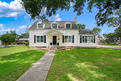 Photo of 1008 Heights Street, El Campo, TX 77437 (MLS # 91759936)