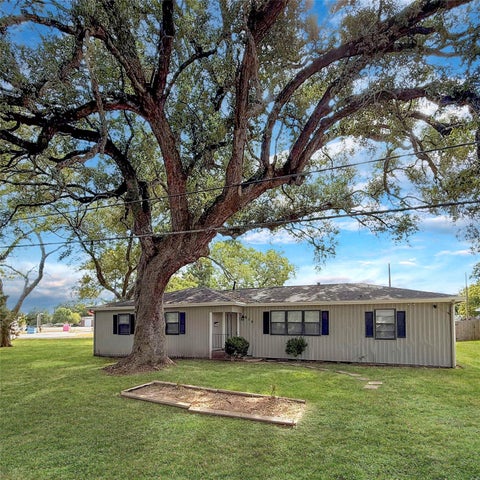 Homes For Rent - 819 W Kyle Road<br/> Clute, TX 77531