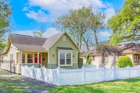 Photo of 722 E 25th Street, Houston, TX 77008 (MLS # 79283253)