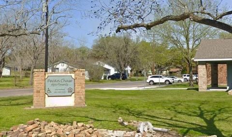 Photo of 106 Walnut St St, Hallettsville, TX 77964 (MLS # 91565738)