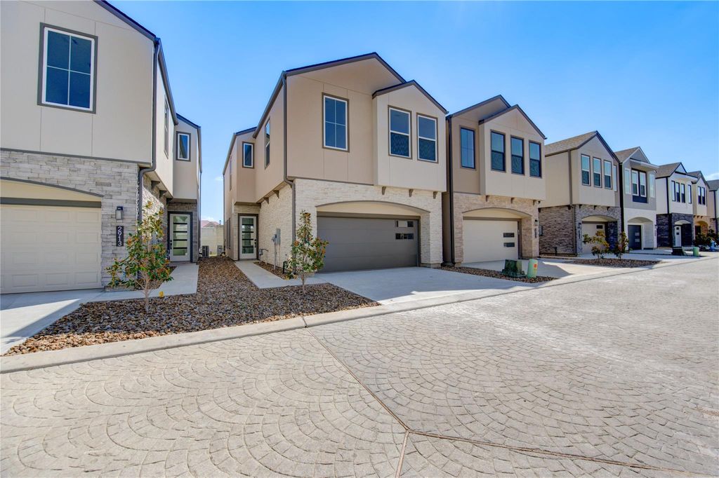 Photo of 2917 El Fenice Lane, Houston, TX 77057 (MLS # 87987758)