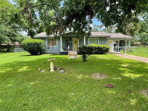 Photo of 406 E Stadium St, Kirbyville, TX 75956 (MLS # 24651708)