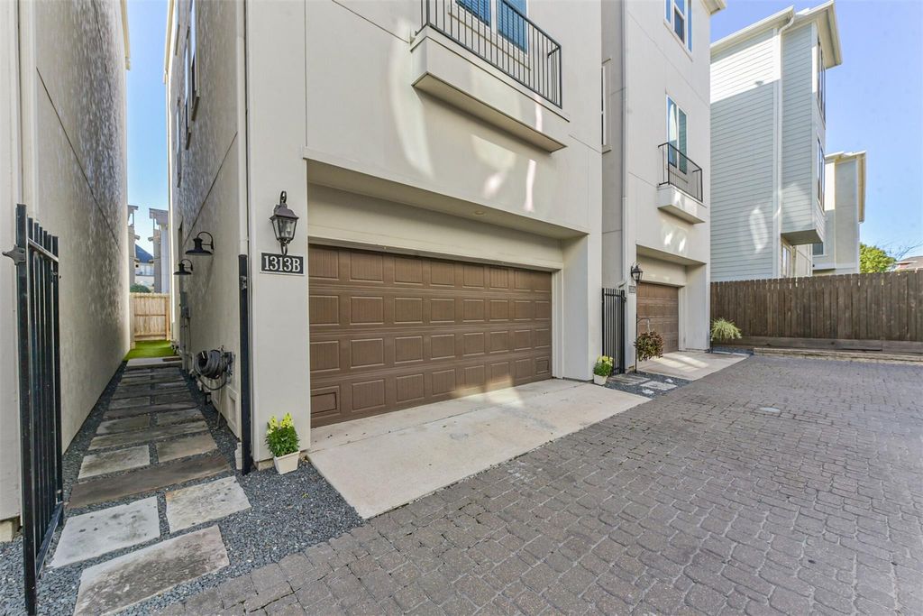 Photo of 1313 W 24th Street #B, Houston, TX 77008 (MLS # 6088896)