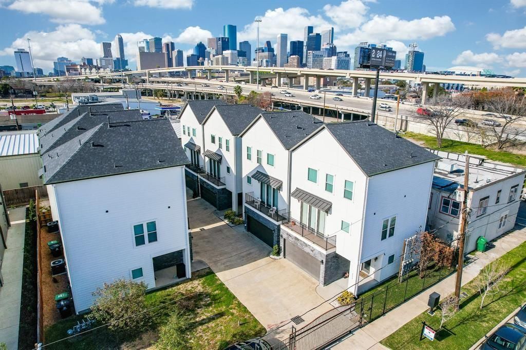 Photo of 2010 Saint Charles Street, Houston, TX 77003 (MLS # 98758254)