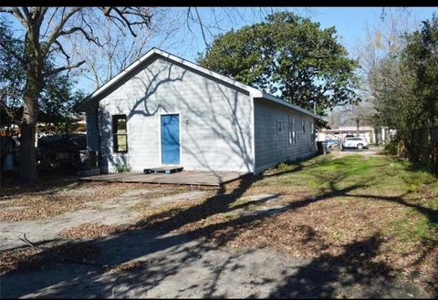 Photo of 7706 Canal Street #B, Houston, TX 77012 (MLS # 81233838)