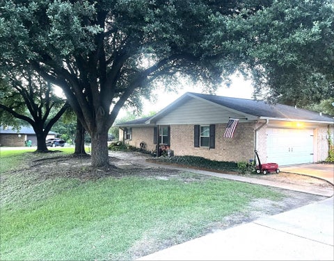 Photo of 206 Heath Avenue, Madisonville, TX 77864 (MLS # 61294071)