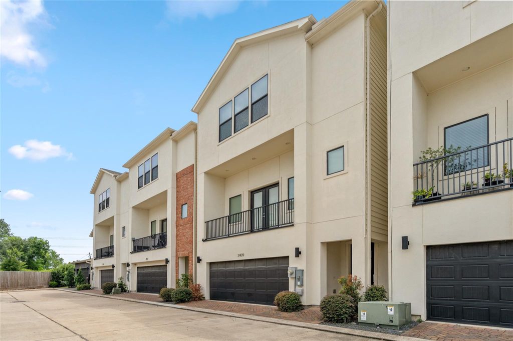 Photo of 3409 Kensington Yellow Place, Houston, TX 77008 (MLS # 90277133)