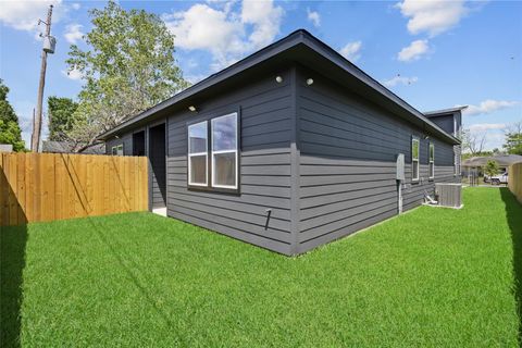 Tiny photo for 6314 Crest Street, Houston, TX 77033 (MLS # 2174336)