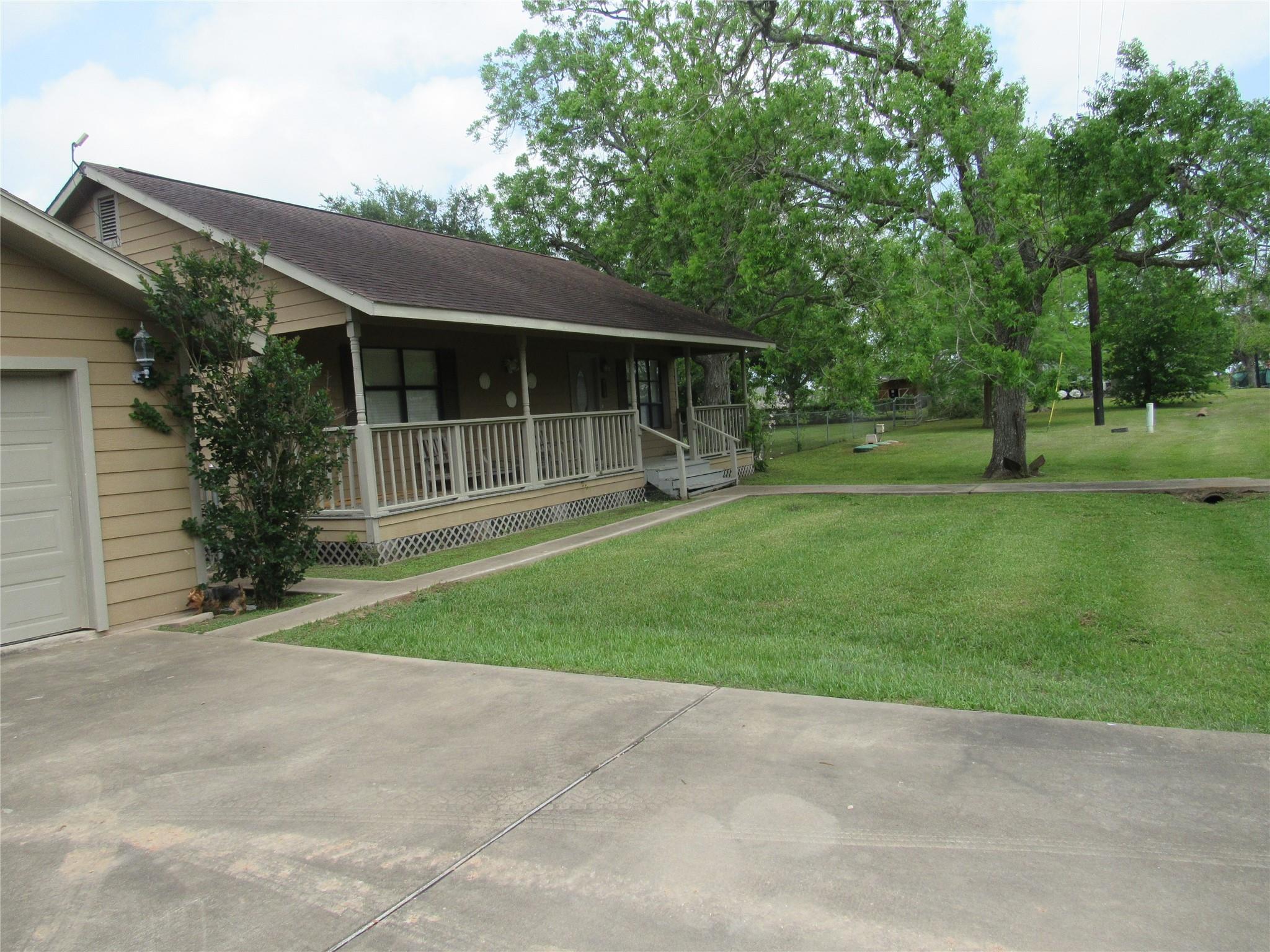 242 Sir Lancelot Drive N