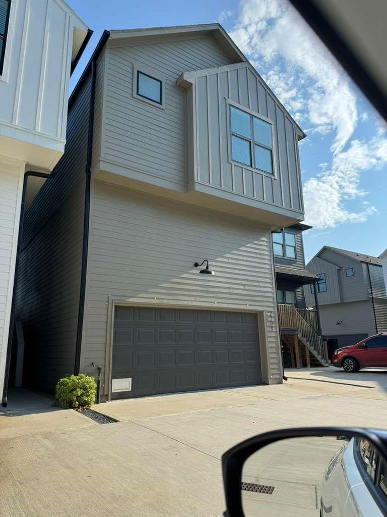 2704 Oakwood Crest Lane