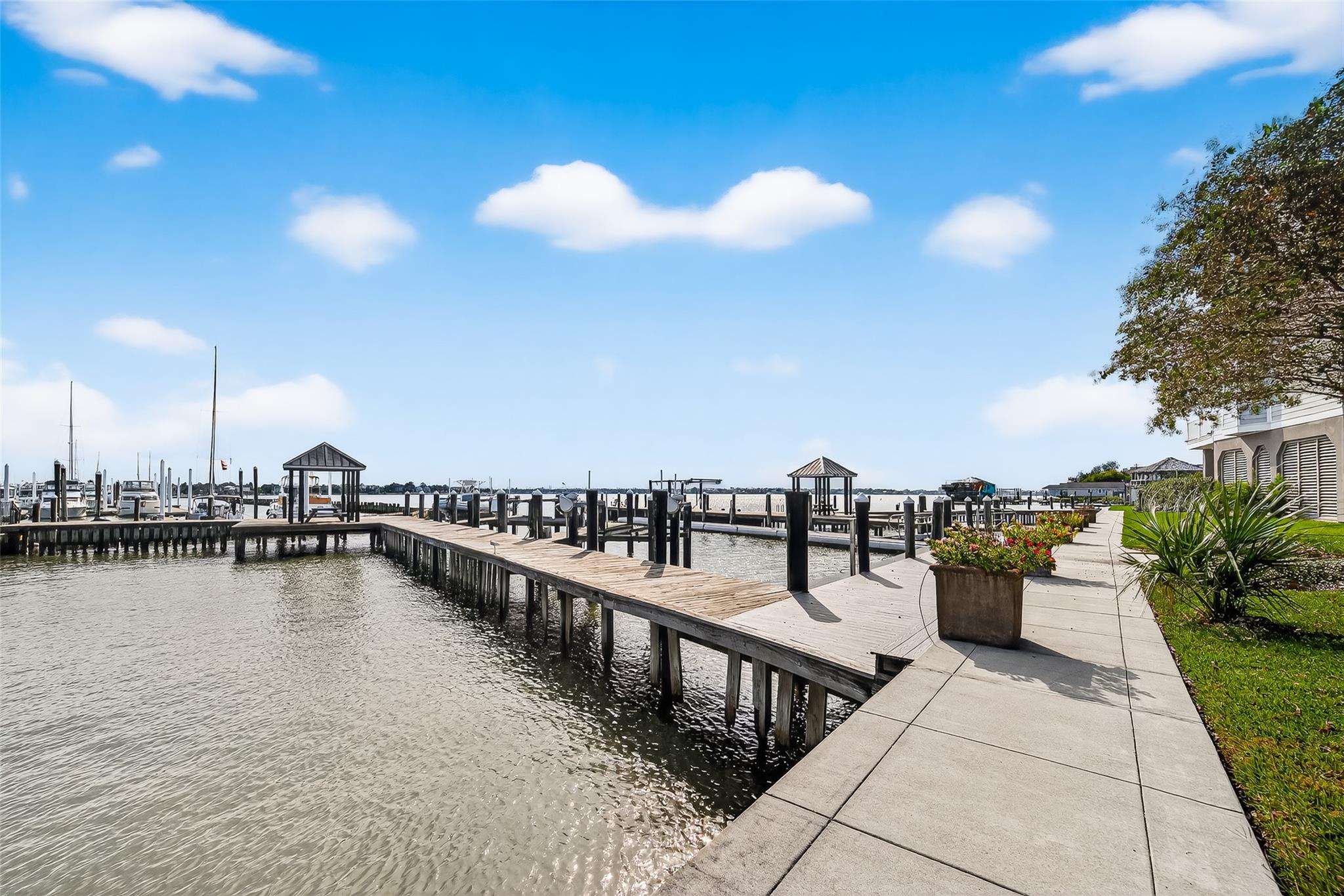2439 Lakewood Pointe