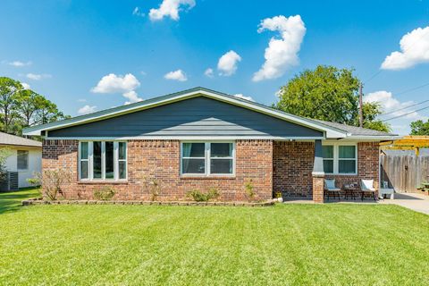 Photo of 5206 6th Street, Danbury, TX 77534 (MLS # 10827406)