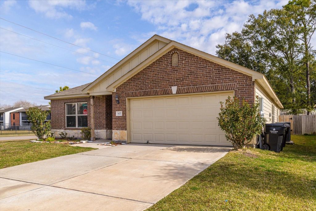 Photo of 627 E Fairway Lake Drive, Alvin, TX 77511 (MLS # 86796227)