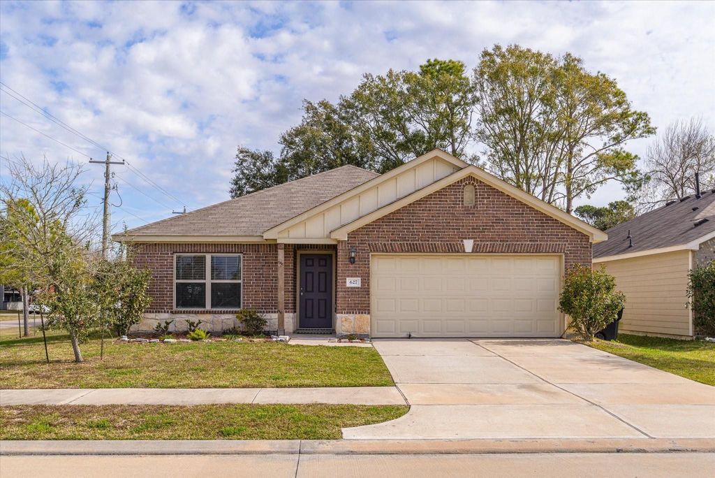 Photo of 627 E Fairway Lake Drive, Alvin, TX 77511 (MLS # 86796227)