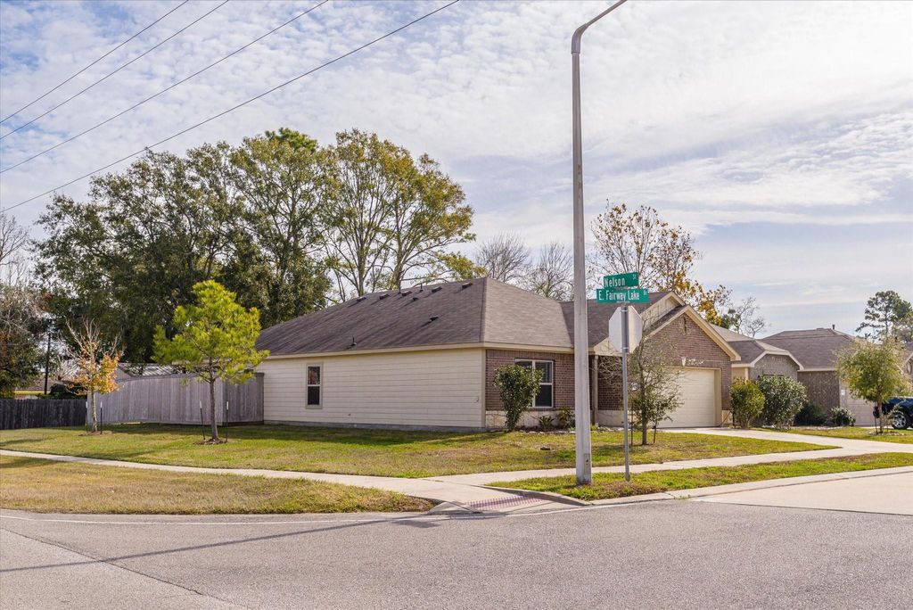 Photo of 627 E Fairway Lake Drive, Alvin, TX 77511 (MLS # 86796227)