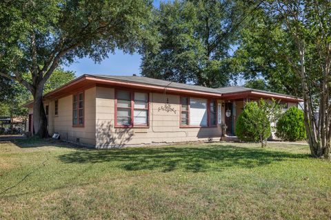 Photo of 312 S Wilson Avenue, Giddings, TX 78942 (MLS # 91473873)