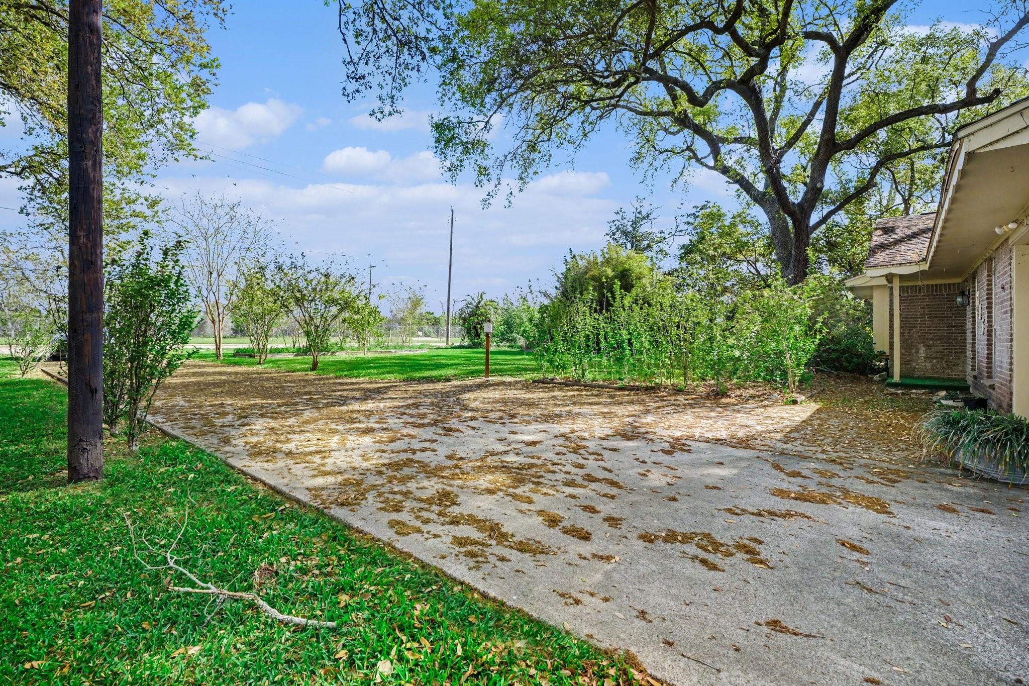 715 West League City Parkway
