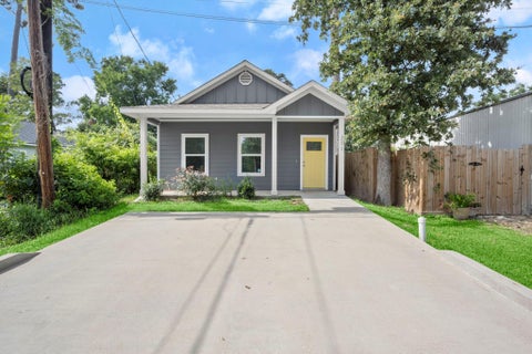 Photo of 16670 Meadowcroft, Montgomery, TX 77316 (MLS # 40935728)