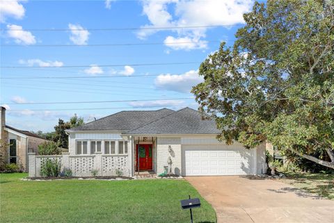 Photo of 15 Bendwood Drive, Sugar Land, TX 77478 (MLS # 68882916)