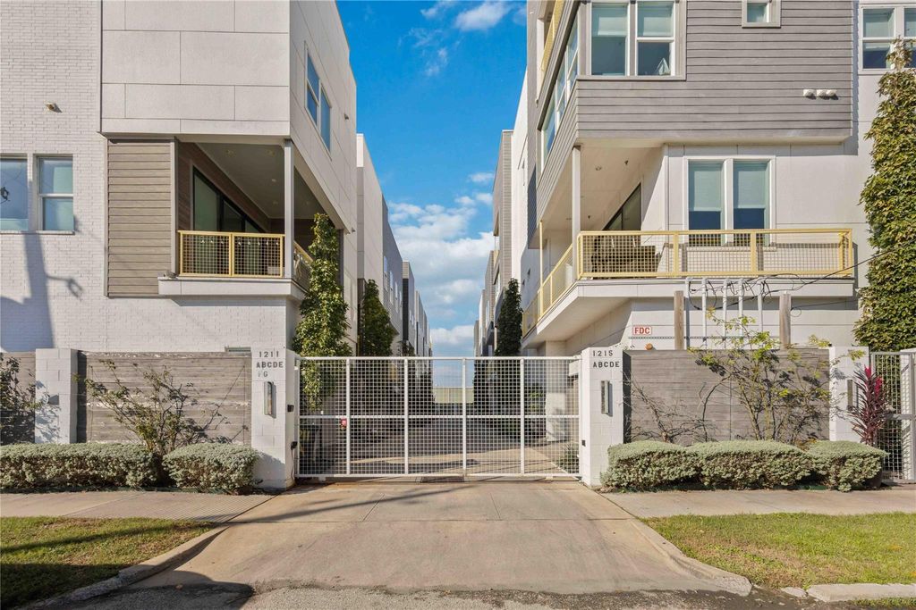 Photo of 1211 Hickory Street #D, Houston, TX 77007 (MLS # 22996249)