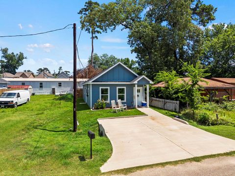 Homes For Sale - 16678 E Lynbrook<br/> Montgomery, TX 77316