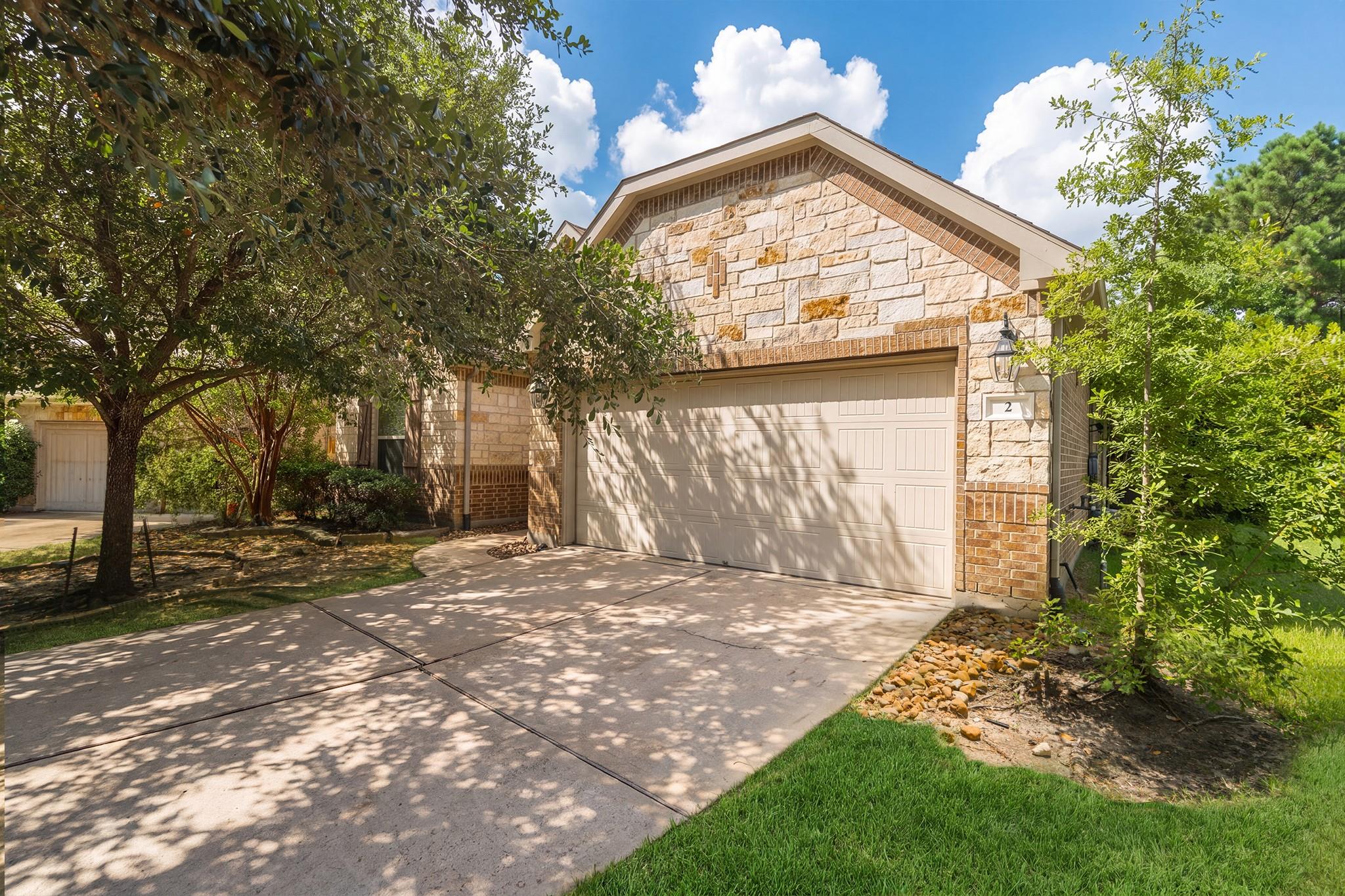 2 Arrowfeather Place